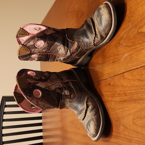 ARIAT ROUND TOE CAMO BOOT - Picture 12 of 14